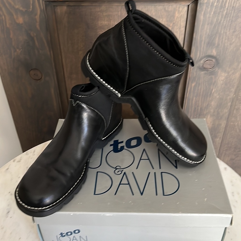 JOAN & DAVID Too Black Leather “Fountain” Ankle Boots - Size 8.5